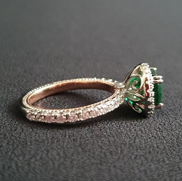 Designer Silver&Rose Gold Round Green Diamond Ring - Picture 4 of 6